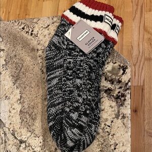 NWT Hunter Unisex Black and Red Cable Knit Slipper Socks